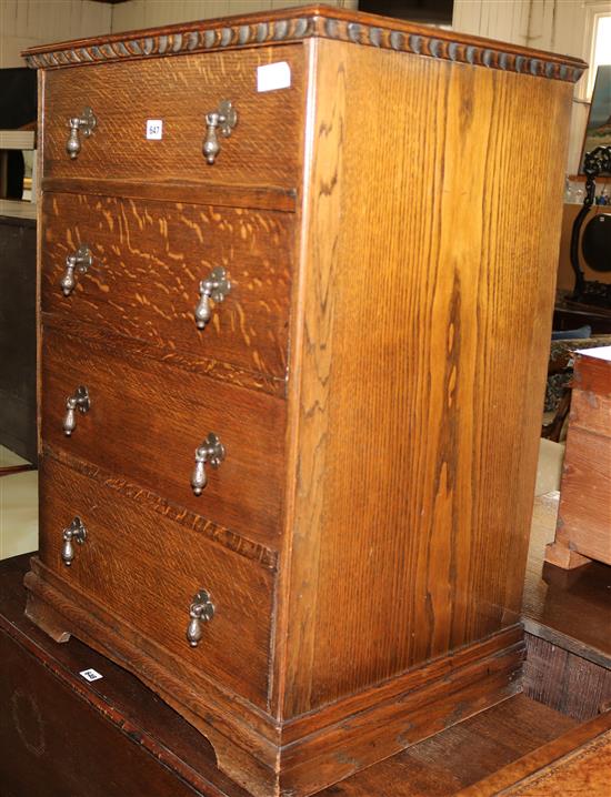 Oak pillar chest